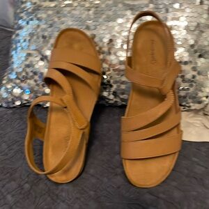 Batetras tan sandals